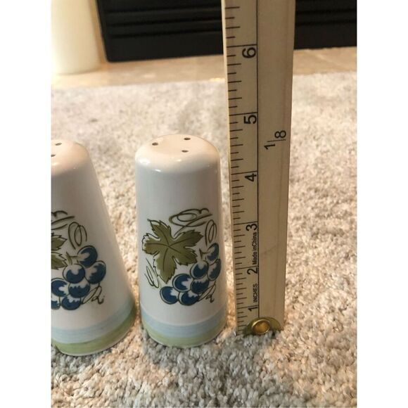 Grape and Leaves Themed Cream Colored Salt and Pepper Shakers - Picture 7 of 8